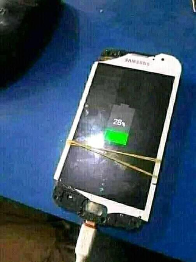 6 Potret Perjuangan Pakai HP Rusak Ini Penuh Lika-Liku, Ngenes Banget