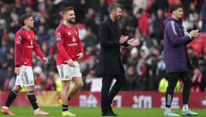 Pelatih Manchester United, Michael Carrick, berjalan keluar lapangan setelah pertandingan Liga Inggris antara Manchester United dan Tottenham di Manchester, Inggris, Sabtu, 7 Februari 2026. (AP Photo/Jon Super)