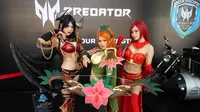 Tiga cosplayers asal Thailand tampil sebagai karakter heroes DOTA 2, Queen of Pain, Windranger, dan Lina dalam ajang grand final Asia Pacific Predator League 2019 di Nimibutr Stadium, Bangkok, Thailand, Jumat (15/2/2019). (Bola.com/Rizki Hidayat)