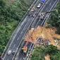 Satu bagian jalan raya di lereng gunung di Provinsi Guangdong, China runtuh. (AP)