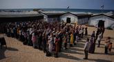 Para siswa menghadiri upacara pagi di sebuah sekolah yang didirikan di pantai di Khan Younis, bagian selatan Jalur Gaza, pada Rabu 12 November 2025. Menyusul kesepatan gencatan senjata yang berlaku antara Isreal dan Hamas sejak 10 Oktober 2025, sebagian pelajar di Gaza telah kembali ke sekolah secara bertahap. (AP Photo/Abdel Kareem Hana)
