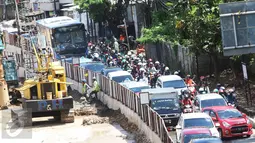Kondisi arus lalu lintas di persimpangan Jalan Gatot Subroto, Jakarta, Senin (10/4). Untuk mengatasi kemacetan mulai Senin (10/4) sistem plat nomor ganjil dan genap di Jalan Jenderal Gatot Subroto tidak diberlakukan. (Liputan6.com/Immanuel Antonius)