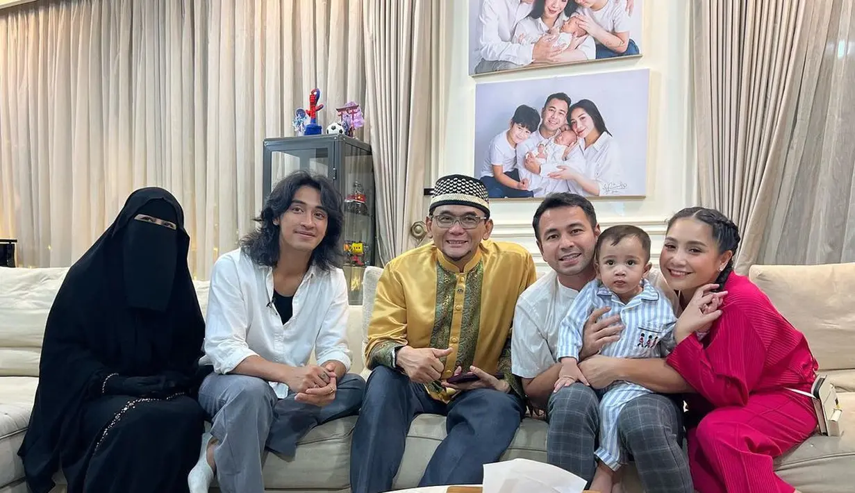 "Kado ulang tahun ❤️ Sebenernya ini motor dari @ariefmuhammad 🙏 Mohon izin aku hibahkan kepada @abidzar73," tulis raffinagita1717. [Instagram/raffinagita1717]