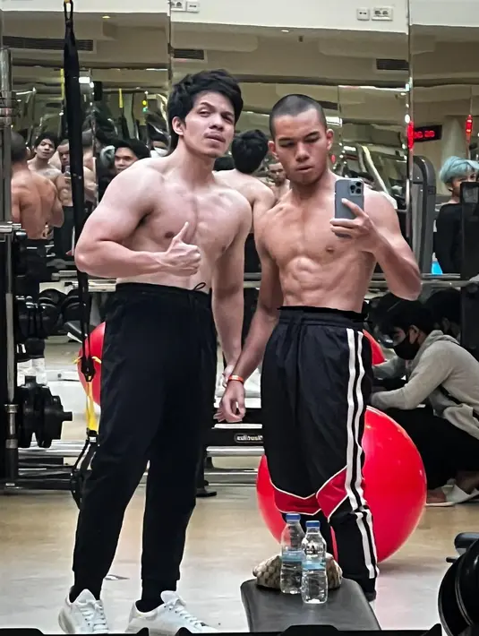 Sedang berolahraga bersama Saai, keduanya tampil top-less dengan jogger pant bernuansa hitam. Foto: Instagram.