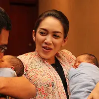 Secara mengejutkan, muncul kabar bahwa Rieke Dyah Pitaloka ternyata sudah bercerai dari suaminya, Donny Gahral.