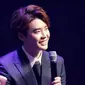 Tak mau kehilangan bersama penggemar, Lee Jong Suk merayakan ulang tahun bersama penggemar.