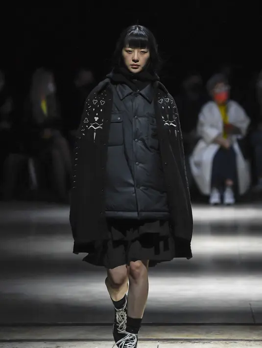 Aksen tumpuk yang merupakan ciri khas dari pakaian tradisional Jepang, dijadikan gaya inti untuk mengekspresikan originalitas dan koleksi Onitsuka Tiger yang genderless kali ini. Foto: Document/Onitsuka Tiger.