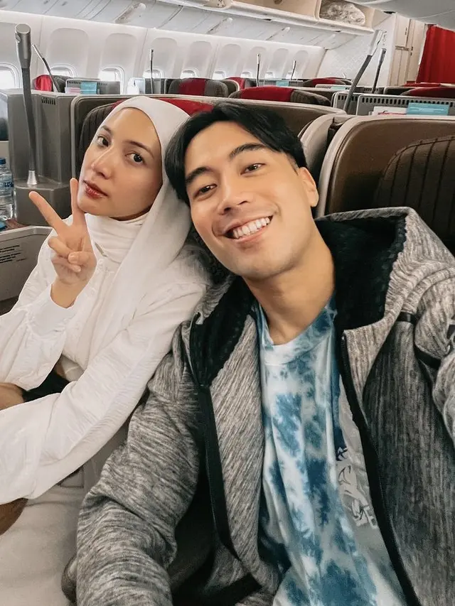 Gaya Sheila Dara Kenakan Kerudung saat Umrah Bersama Vidi Aldiano, credit: (@vidialdiano)