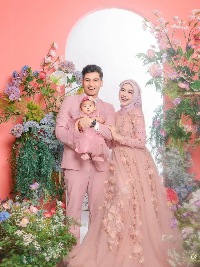 7 Gaya Pemotretan Terbaru Keluarga Ria Ricis, Baby Moana Bikin Gemas