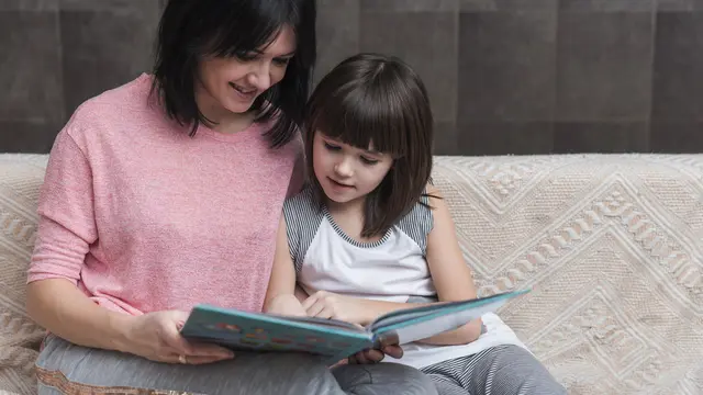 Anak dan Orangtua Membaca Buku