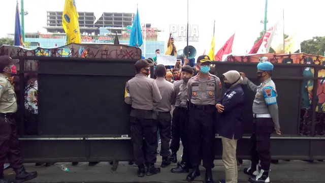 Demonstrasi menolak Omnibus Law UU Cipta Kerja di Purwokerto. (Foto: Liputan6.com/Rudal Afgani Dirgantara)