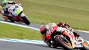 Aksi Marc Marquez saat memimpin balapan MotoGP Australia di Sirkuit Philip Island, Australia (21/10). Akhirnya, Marc Marquez terjatuh di lap sembilan dan tidak bisa melanjutkan lomba. (AFP/Paul Crock)