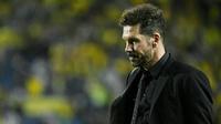 Pelatih Atletico Madrid, Diego Simeone, meninggalkan lapangan dengan wajah lesu setelah ditaklukkan Las Palmas pada laga Liga Spanyol di Stadion Gran Canaria, Sabtu (4/11/2023). Kekalahan ini membuat Atletico tertahan di peringkat tiga dengan 25 poin. (AFP/Javier Soriano)