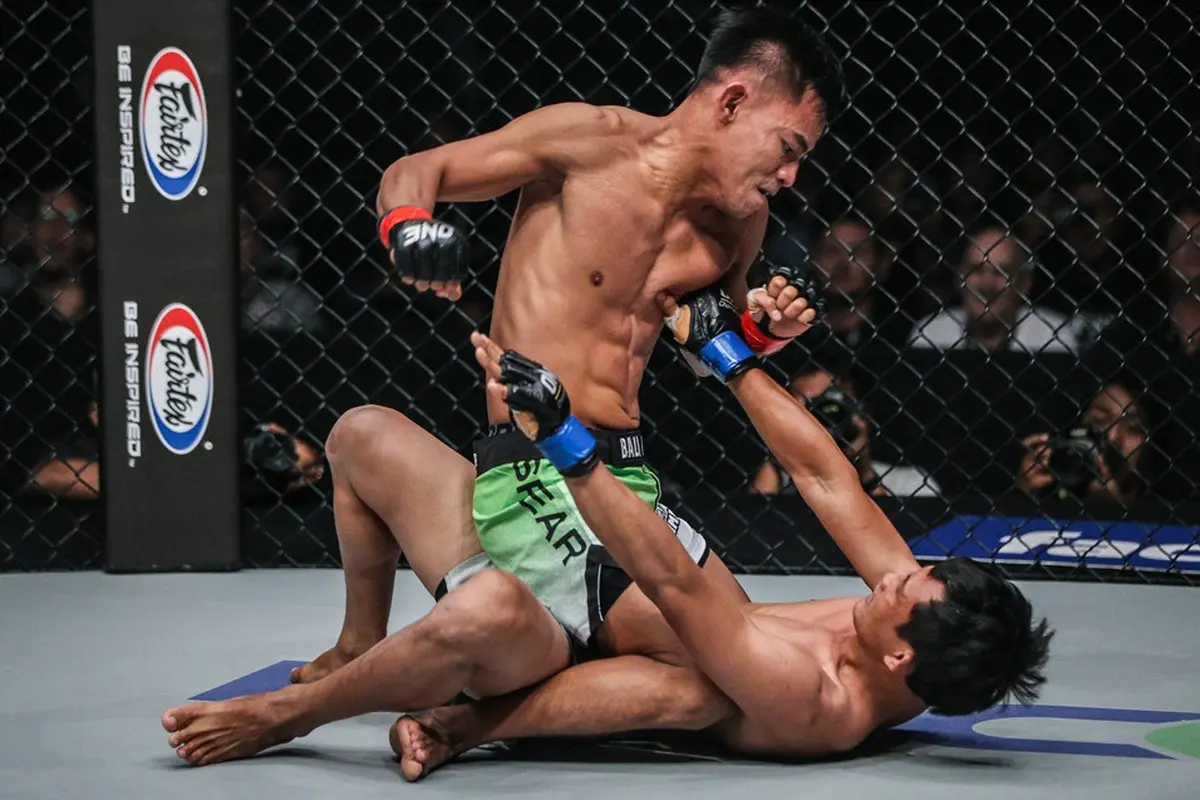 Petarung ONE Championship asal Indonesia, Stefer Rahardian (atas) saat berduel (Foto: Doc ONE Championship)