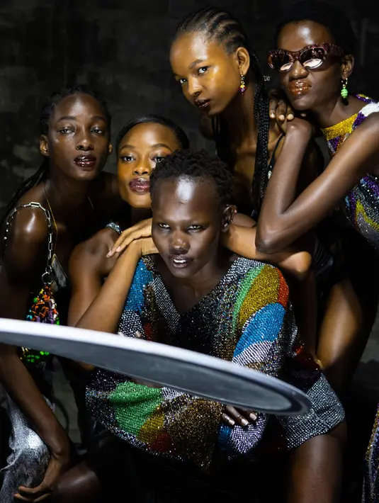 Sedangkan pada runway Missoni, kamu akan merasakan nuansa di era 90an dengan ekspresi datar dari para model dan penggunaan lip glossy berwarna berry. Tampilan yang sophisticated, namun tetap segar untuk dilihat. Foto: Instagram.