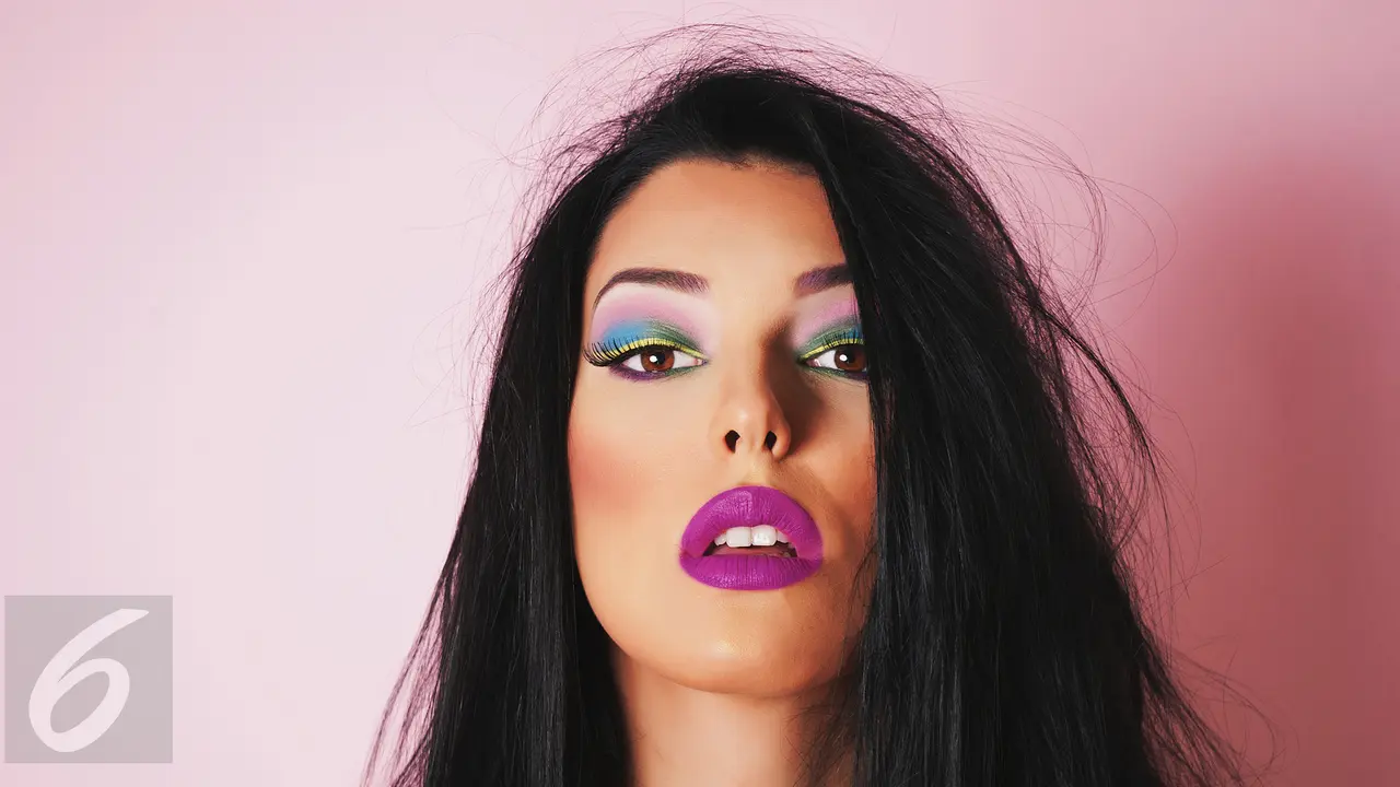 Ilustrasi Eyeliner Berwarna