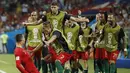 Bintang Portugal, Cristiano Ronaldo, merayakan gol yang dicetaknya ke gawang Spanyol pada laga Grup B Piala Dunia di Stadion Fisht, Sochi, Jumat (15/6/2018). Kedua negara bermain imbang 3-3. (AP/Francisco Seco)