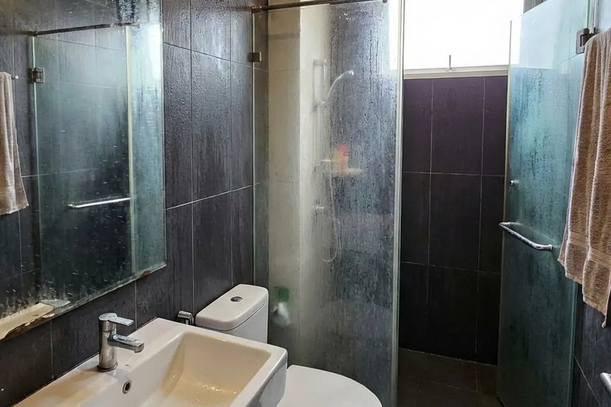 Kamar mandi lembap karena exhaust kecil (Gemini AI)
