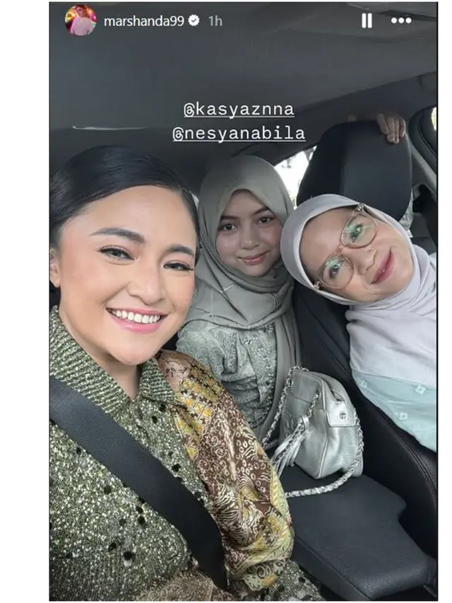 6 Potret Marshanda Dampingi Sienna Wisuda Kelulusan SD, Outfitnya Memukau