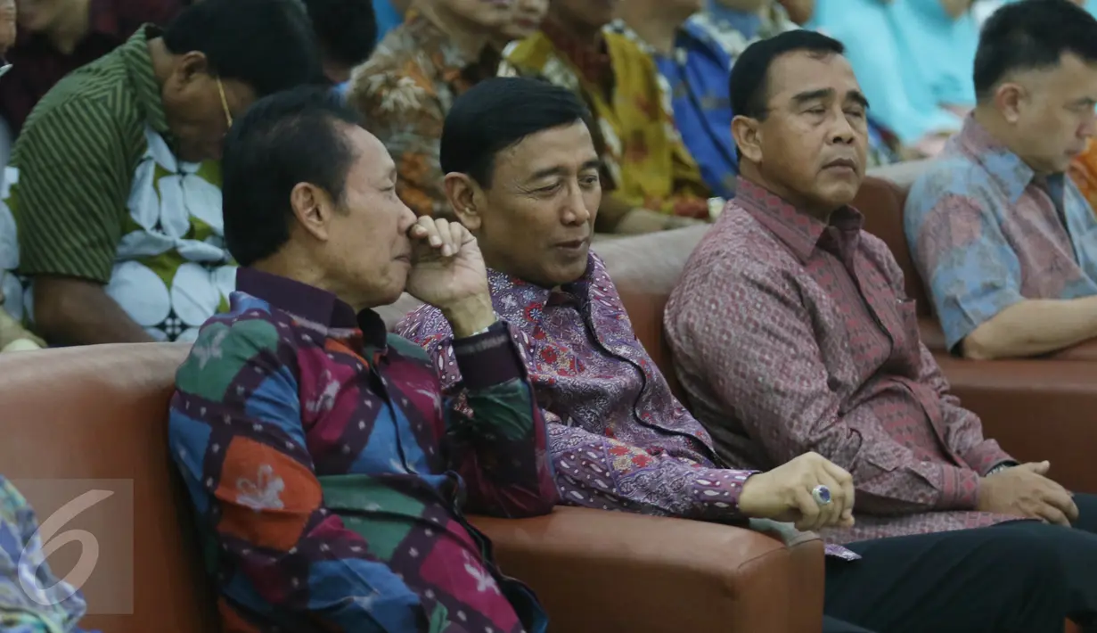 Ketum PBSI Wiranto berbincang dengan Mantan Ketua Umum PBSI Sutiyoso saat menghadiri perayaan HUT PBSI di Cipayung, Jakarta, Sabtu (6/5). Perayaan juga ditandai dengan pelepasan tim Piala Sudirman yang terdiri dari 20 atlet. (Liputan6.com/Angga Yuniar)