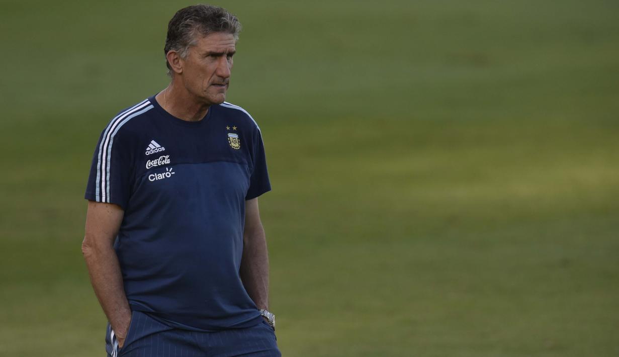 Pelatih Argentina, Edgardo Bauza saat memimpin sesi latihan timnya sebelum laga kualifikasi Piala Dunia 2018 melawan Brasil di Atletico MG Training Center, Vespasiano, Minas Gerais, Brasil, (8/11/2016). (AFP/Douglas Magno)