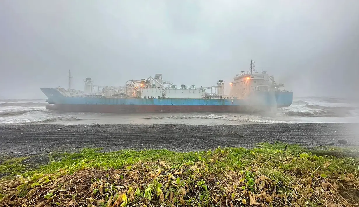 Foto yang diambil dan dirilis pada 25 Juli 2024 oleh Pasukan Penjaga Pantai Taiwan ini menunjukkan kapal kargo berbendera Indonesia, Iriana, yang terdampar di dekat pantai di Pingtung saat terjadi Topan Gaemi. (Foto: Handout/TAIWAN COAST GUARD/AFP)