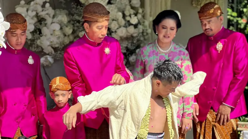 Putra bungsu Presiden Joko Widodo atau Jokowi, Kaesang Pangarep, menjalani prosesi siraman jelang pernikahan