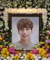 Jonghyun SHINee mengakhiri hidupnya dengan cara bunuh diri. Ia tewas setelah diduga menghirup karbon monoksida di apartemennya. Ia bunuh diri akibat mengalami depresi. (CHOI Hyuk/pool/AFP)