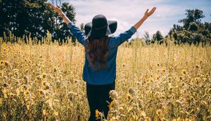 Ilustrasi bahagia, menikmati hidup, bebas. (Photo by Alora Griffiths on Unsplash)