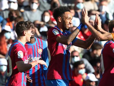 Usai mencetak hattrick bersama klub barunya Barcelona di Liga Spanyol kontra Valencia (20/2/2022), Pierre-Emerick Aubameyang sah menjadi pemain pertama di abad ke-21 yang mampu mencetak hattrick di 4 Liga Berbeda. Di klub mana saja hattricknya dicetak? Yuk disimak! (AFP/Jose Jordan)