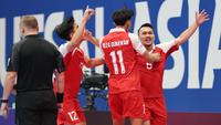 Pemain Timnas Futsal Indonesia, Samuel Eko, merayakan gol yang dicetaknya ke gawang Jepang pada semifinal Piala Asia Futsal 2026 di Indonesia Arena, Jakarta, Kamis (5/2/2026). (Bola.com/Bagaskara Lazuardi)