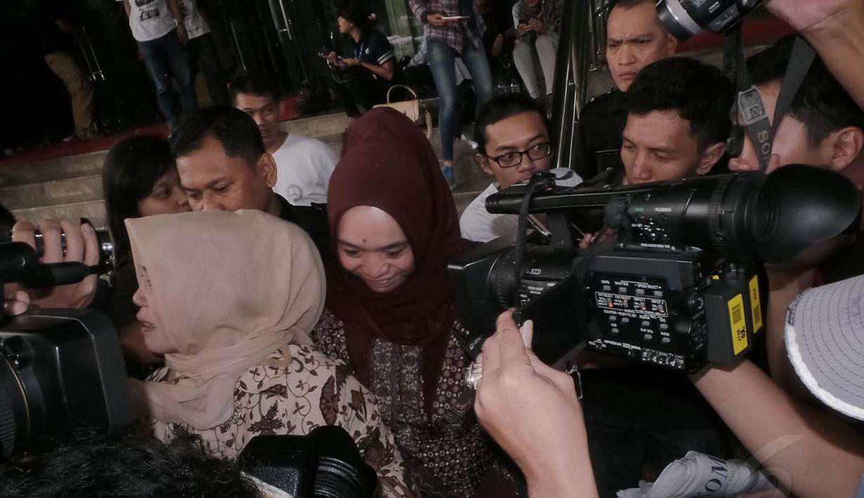 Wanita yang mengenakan jilbab ungu itu diperiksa sebagai saksi dalam penyidikan kasus dugaan korupsi penyelenggaraan ibadah haji tahun 2012-2013 yang menyeret mantan Menteri Agama Suryadharma Ali. (Liputan6.com/Faizal Fanani) 