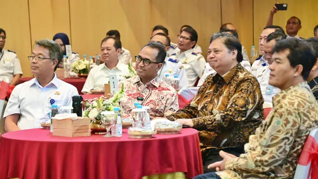 Menhub Budi Karya Sumadi dan Menko Perekonomian Airlangga Hartarto menghadiri peluncuran Go Live Tahap 1 penerapan aplikasi Inaportnet di 40 pelabuhan di Kantor Kemenhub, Jakarta. (Dok Kemenhub)