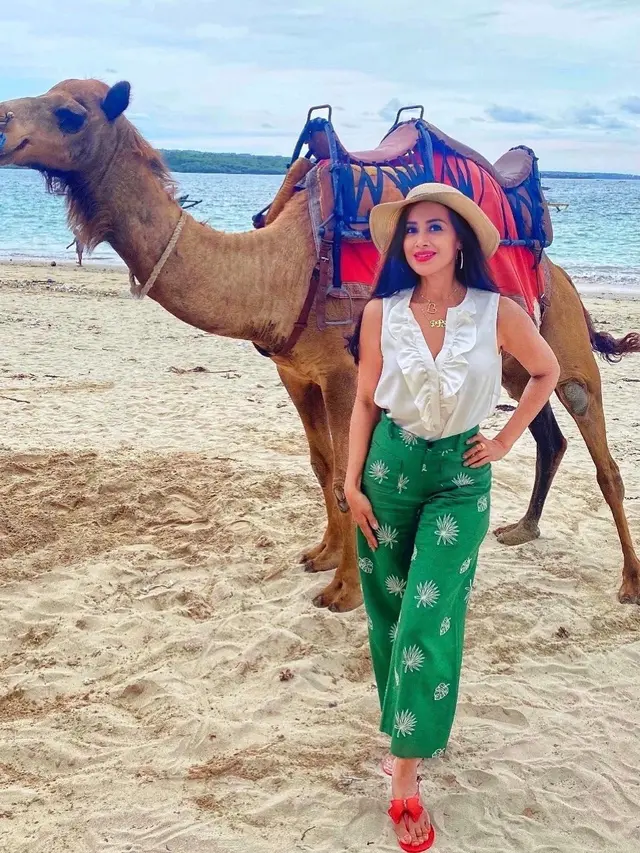 Sudah Berusia 51 Tahun, Ini 7 Potret Diah Permatasari di Pantai yang Selalu Menawan