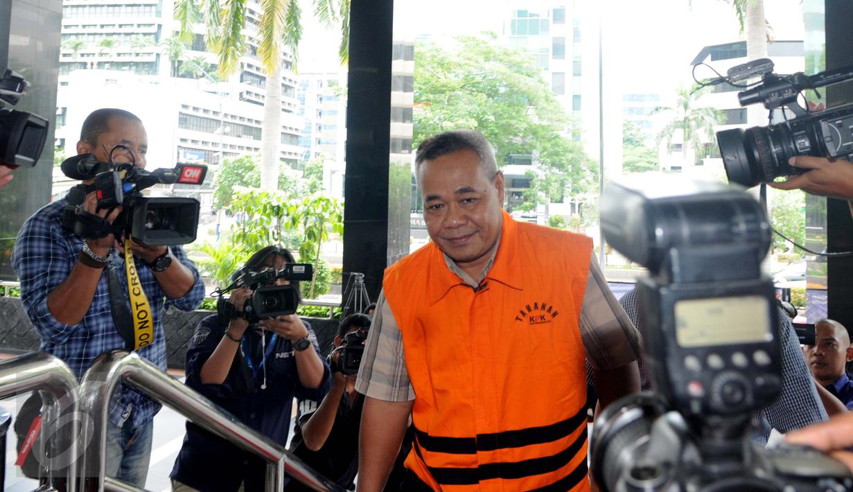 PNS Dinas Pendidikan Klaten Sularman saat tiba di gedung KPK untuk diperiksa terkait suap promosi dan mutasi jabatan di lingkungan kabupaten Klaten, Jakarta, Rabu (18/1) . (Liputan6.com/Helmi Afandi)