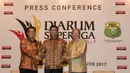 Ketum PBSI, Wiranto (tengah, memegang Piala Djarum Superliga 2017 saat jumpa pers di Hotel Kempinski, Jakarta, Rabu (11/1/2017). Perhelatan ini merupakan yang keenam kalinya sejak diadakan mulai tahun 2007. (Bola.com/Vitalis Yogi Trisna)