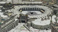 Pemandangan Masjidil Haram saat dipenuhi oleh umat muslim yang sedang melaksanakan ibadah haji di Makkah, Arab Saudi, Senin (12/8/2019). Saat musim haji, Masjidil Haram dapat dipenuhi oleh jutaan jemaah dari penjuru dunia. (FETHI BELAID/AFP)