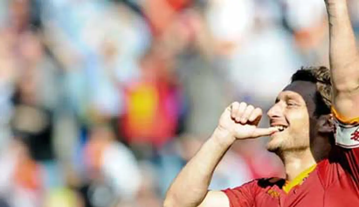 Selebrasi gol striker AS Roma Francesco Totti ke gawang Cagliari dalam lanjutan Serie A Italia yang berlangsung di Olimpico Stadium, 9 Mei 2010. Roma unggul 2-1. AFP PHOTO / ANDREAS SOLARO 