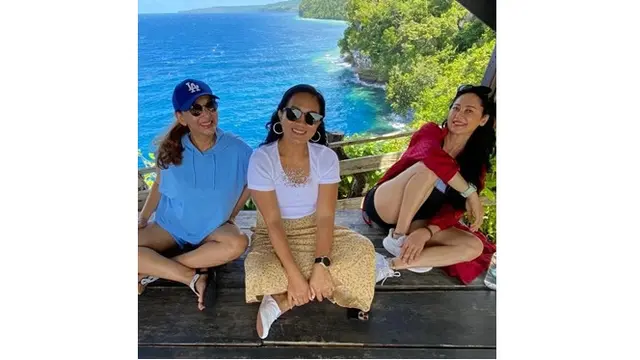 Populer di Masanya, Ini 6 Potret Kebersamaan Kiki Fatmala dan Meriam Bellina di Papua