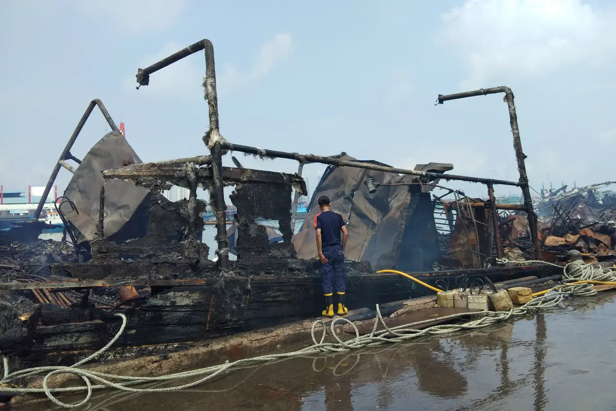 Pemadaman kapal terbakar di Pelabuhan Muara Baru, Jakarta.