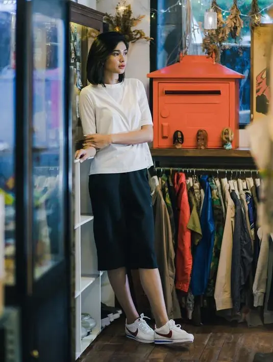 Tema berbusana monokrom ala Mikha Tambayong.Tampil sporty dengan sneakers putihnya, ia pun memakai celana kulot hitam dengan panjang di bawah lutut dan dipadukan blouse berwarna putih. (Instagram/miktambayong)