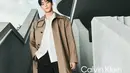 Refined Slim Blazer dan Refined Wool Blend Slim Trousers menghadirkan gaya effortless untuk berbagai tampilan. Untuk kesan lebih polished, celana ini dapat dipadukan dengan Bonded Cotton Two-Tone Mac Coat dan Classic Stretch Button-Down Shirt. [Calvin Klein]