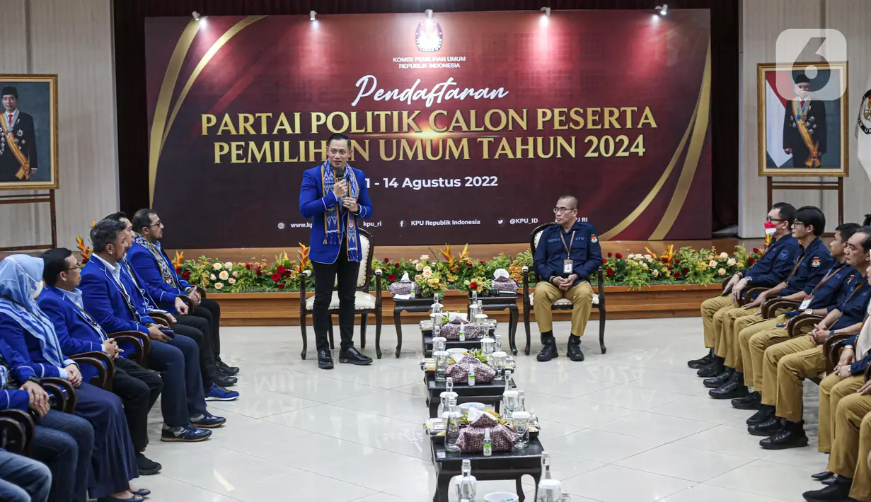 Ketua Umum Partai Demokrat Agus Harimurti Yudhoyono atau AHY (tengah kiri) bersama Ketua Komisi Pemilihan Umum (KPU) Hasyim Asy'ari (tengah kanan) saat pendaftaran Partai Politik Calon Peserta Pemilu Tahun 2024 hari kelima di Kantor KPU, Jakarta, Jumat (5/8/2022). Demokrat menjadi partai politik ke-12 yang mendaftarkan diri untuk calon peserta Pemilu tahun 2024. (Liputan6.com/Faizal Fanani)