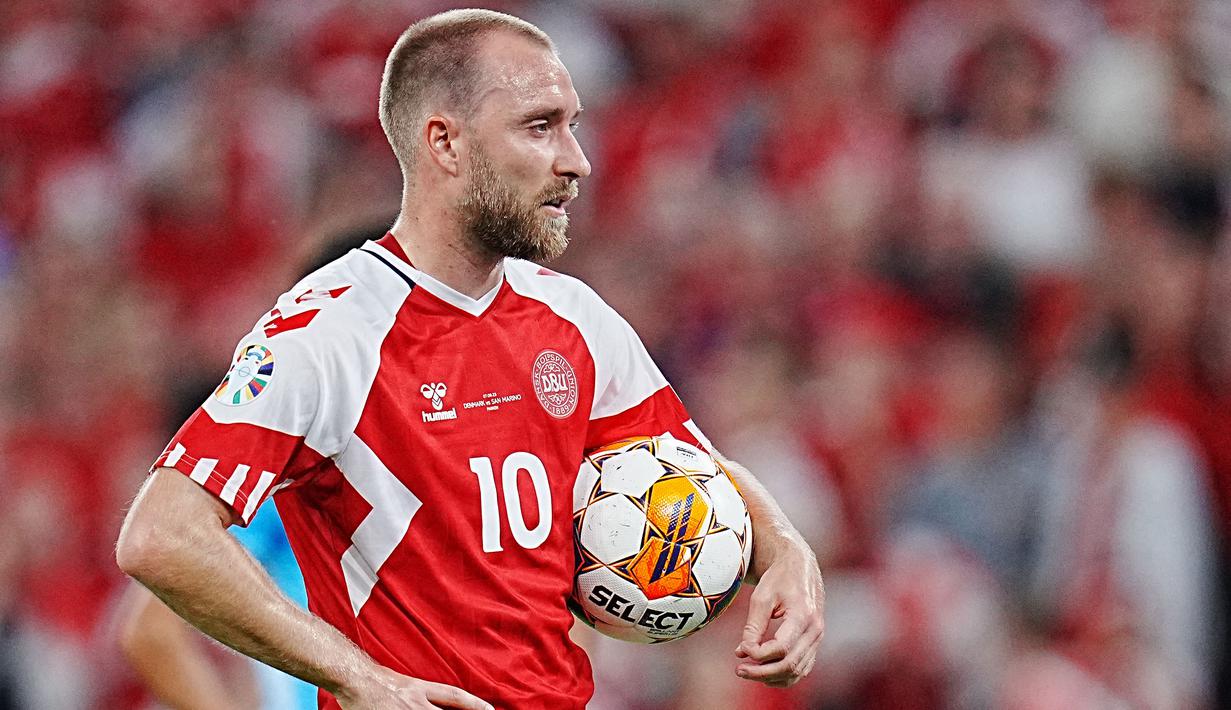 Gelandang Timnas Denamrk, Christian Eriksen memegang bola sambil menunggu keputusan VAR saat menghadapi San Marino pada laga matchday kelima Grup H Kualifikasi Euro 2024 di Copenhagen, Denmark, Jumat (8/9/2023) dini hari WIB. (AFP/Ritzau Scanpix/Liselotte Sabroe)