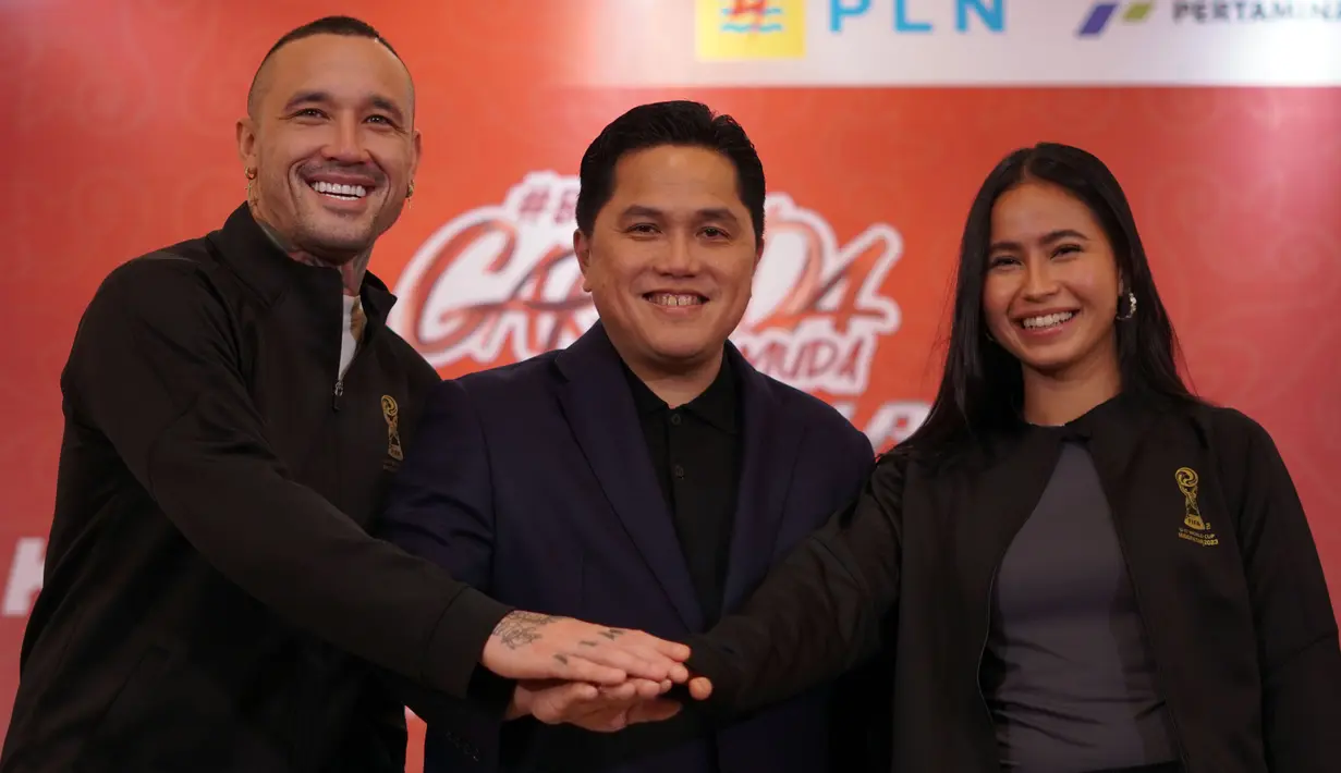 Ketum PSSI Erick Thohir (tengah) didampingi pesepak bola Radja Nainggolan (kiri) dan Sabreena Dressler berfoto bersama setelah konferensi pers di Jakarta, Rabu (8/11/2023). Ketum PSSI mengajak dua figur sepak bola tersebut sebagai duta Piala Dunia U-17 2023. (Bola.com/Adine Wirya)