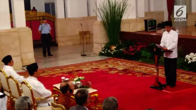 Presiden Joko Widodo atau Jokowi menggelar perayaan khusus menyambut malam Nuzulul Quran di Istana Negara, Jakarta, Senin malam. Ada doa khusus yang dipanjatkan Jokowi saat itu.