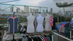 Pasar malam yang diselenggarakan setiap seminggu sekali tersebut menyediakan berbagai macam pakaian dan keperluan rumah tangga, Jakarta, Selasa (10/1). (Liputan6.com/Angga Yuniar)