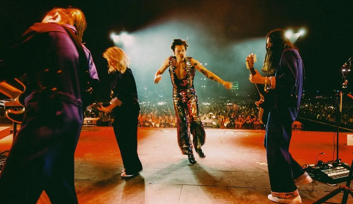 Harry Styles memang selalu tampil berbeda dan berhasil menarik perhatian banyak orang. Di atas panggung Coachella 2022, Harry terlihatmengenakan sequin jumpsuit dengan kerah yang dalam memperlihatkan sebagian dadanya. Foto: Instagram.