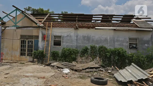 Rumah Rusak Terdampak Puting Beliung di Kaliabang Bekasi