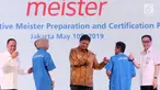 Menristekdikti Mohamad Nasir (kiri), Menperin Airlangga Hartarto (tengah), Presdir PT Astra International Prijono Sugiarto (kanan) dan perwakilan peserta batch pertama Astra Automotive pada acara groundbreaking Kampus Polman Astra Delta Silicon, Bekasi, (10/5/2019). (Liputan6.com/HO/Ilham)